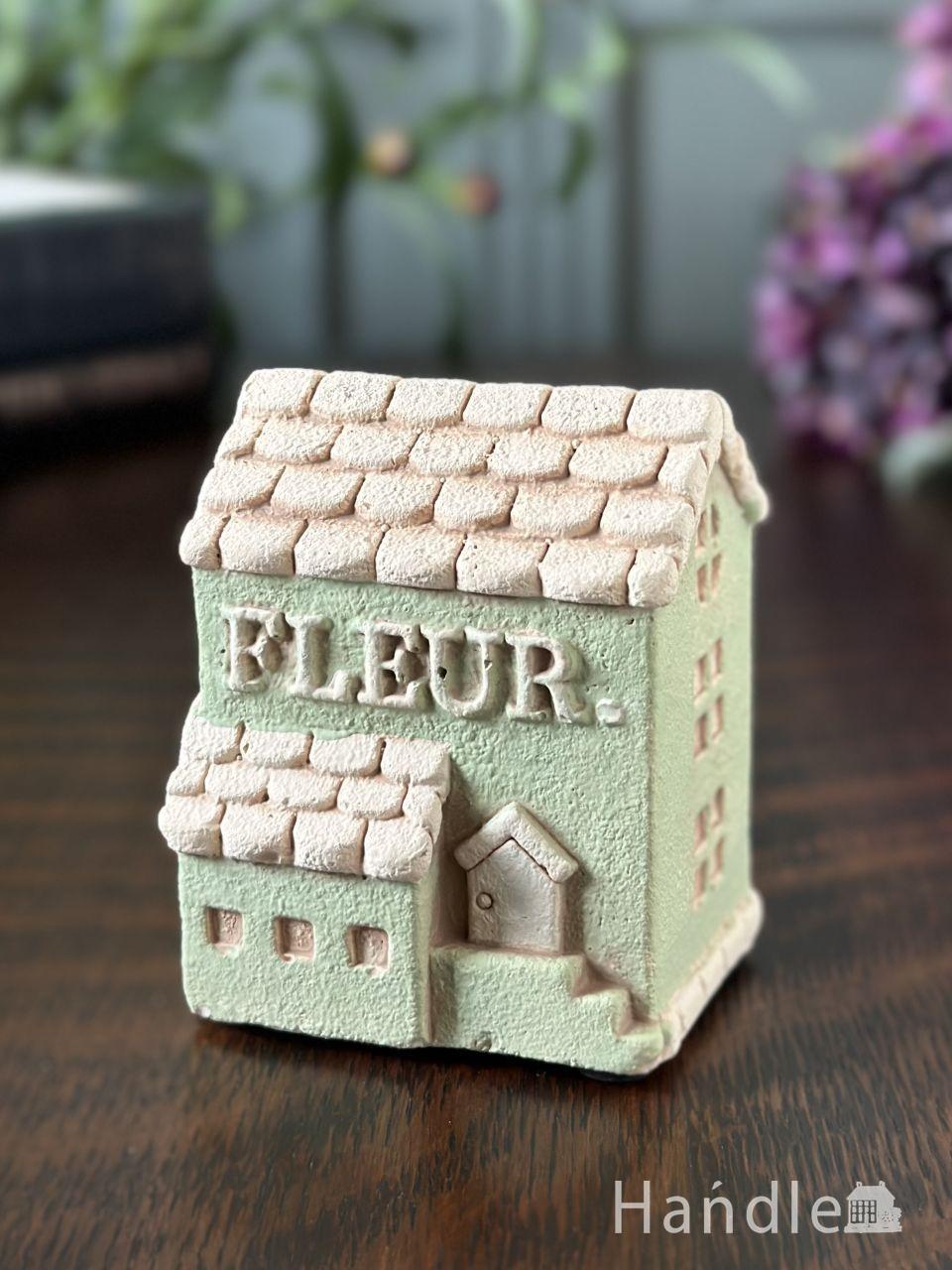 三角屋根の可愛いお花屋さんのオブジェ、 北欧スタイルの緑色のミニチュアハウス (n22-368)