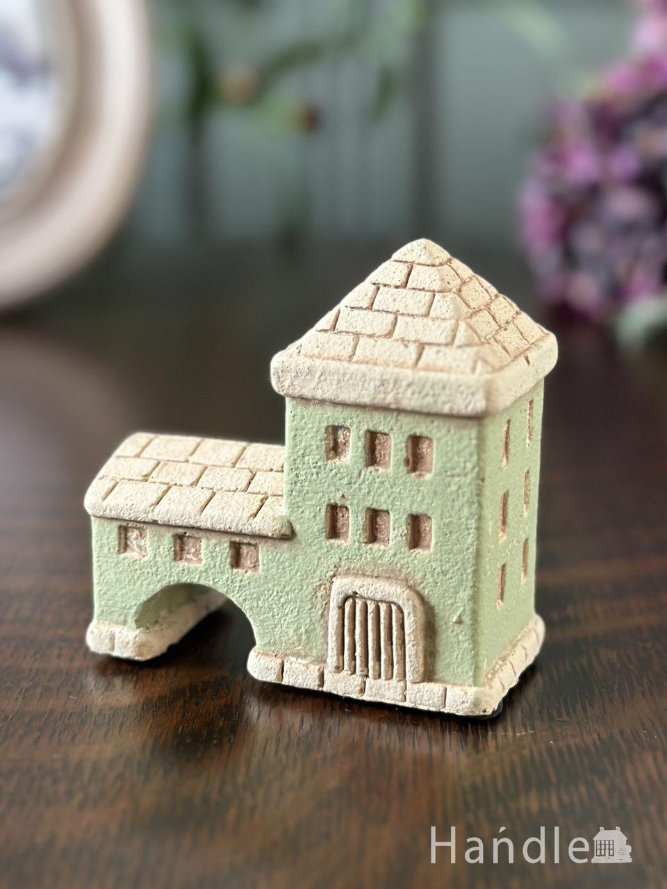 ヨーロッパの街並みが楽しめるオブジェ、緑色のアーチ橋が可愛いお家の形のオーナメント