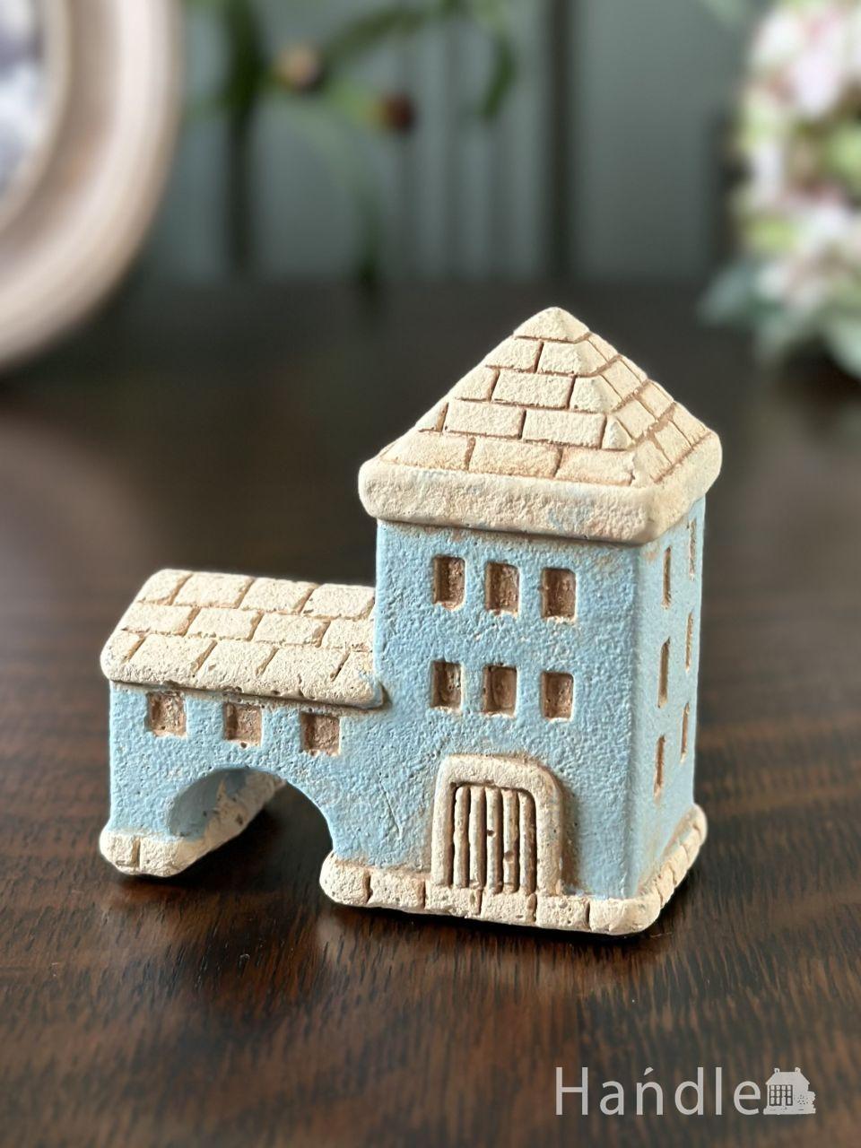 ヨーロッパの街並みが楽しめるオブジェ、青いアーチ橋が可愛いお家の形のオーナメント