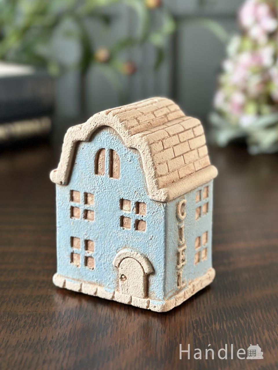 寄棟屋根が可愛いお家のオブジェ、北欧スタイルの青いミニチュアハウス