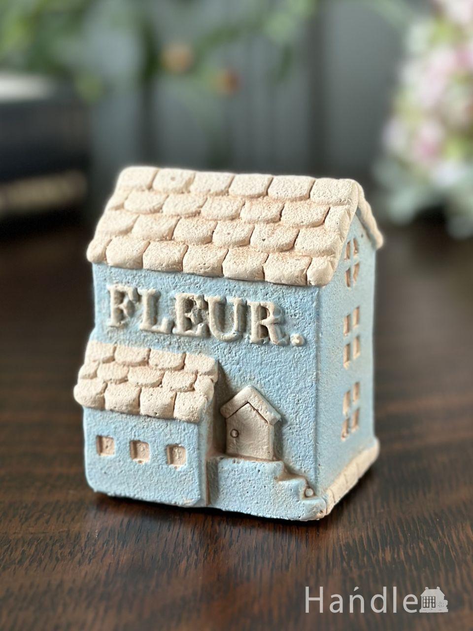 三角屋根の可愛いお花屋さんのオブジェ、 北欧スタイルの青いミニチュアハウス