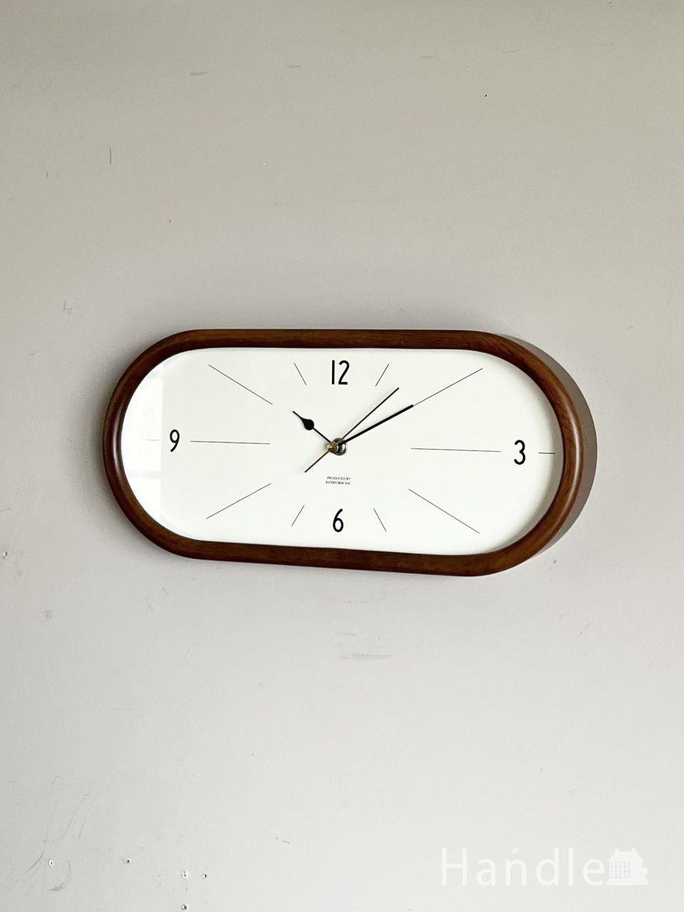オーバル型の木枠がおしゃれな時計、ビンテージ感あふれるウォールクロック