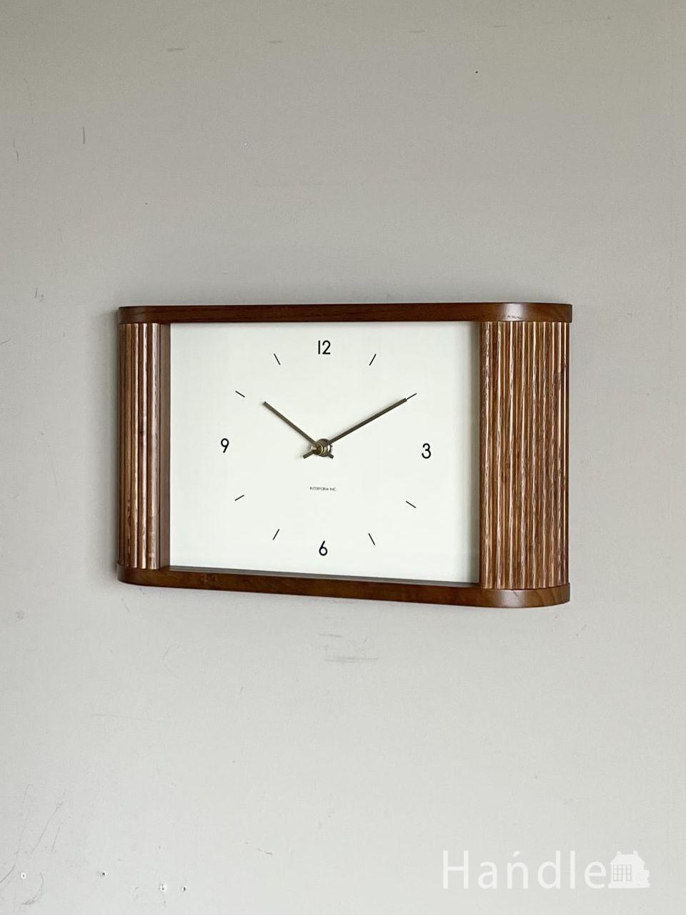 レトロな雰囲気が漂うおしゃれな置き時計、木製フレームのウォールクロック