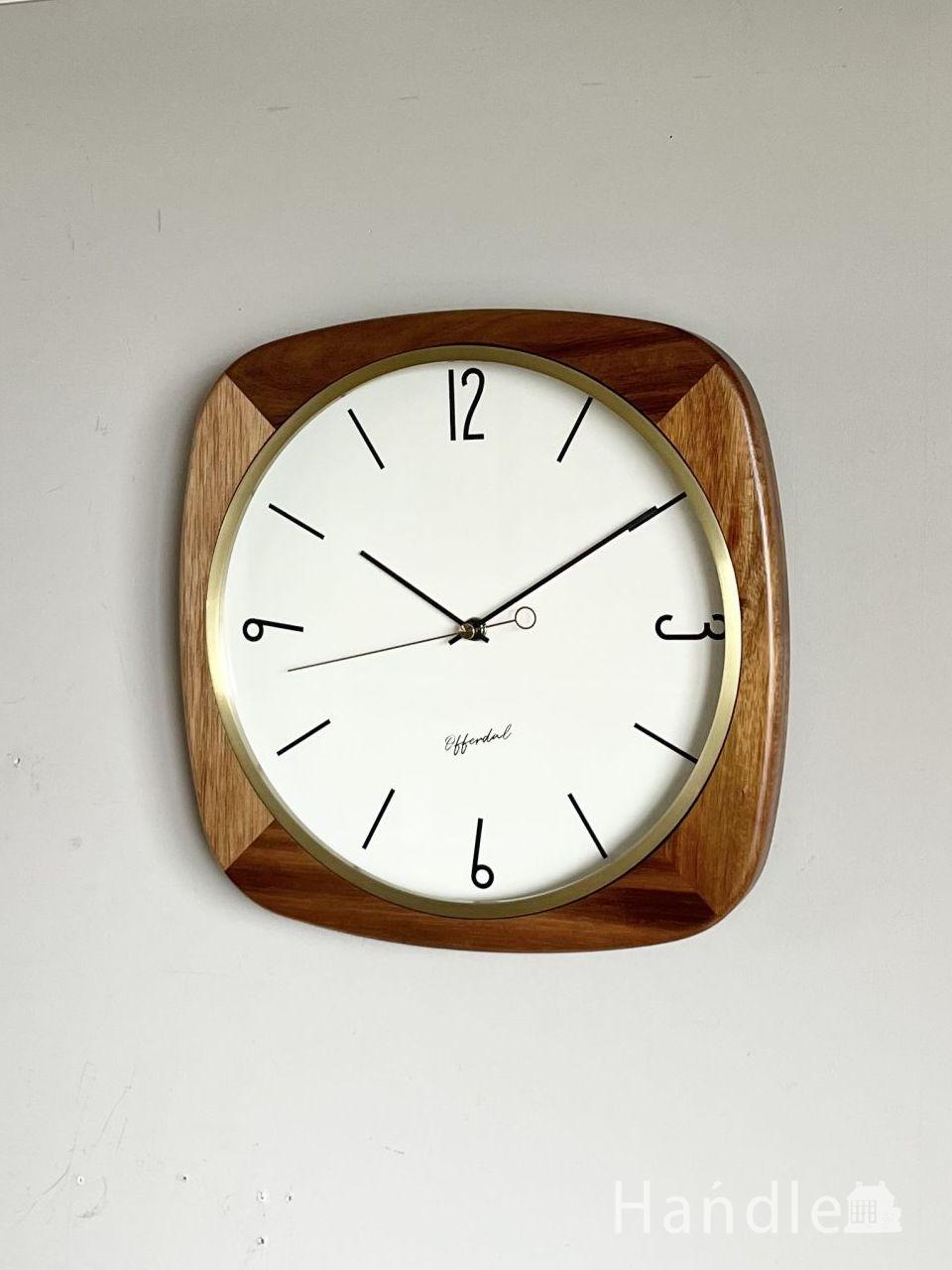 キラッと輝くゴールドのリングがおしゃれな、ビンテージ調の木製ウォールクロック