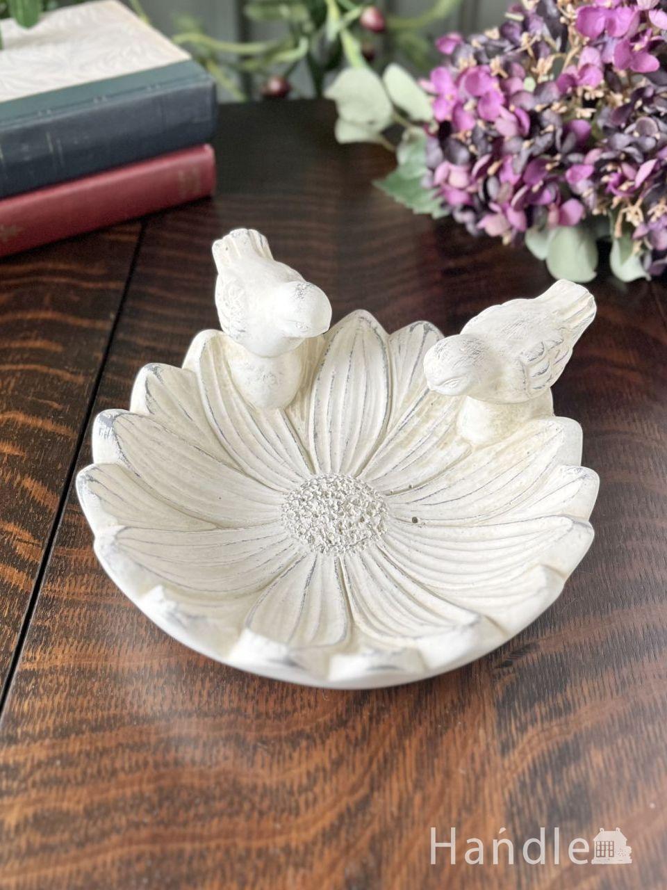 2羽の小鳥がお話している姿が可愛い、お花のモチーフの白い小物入れ