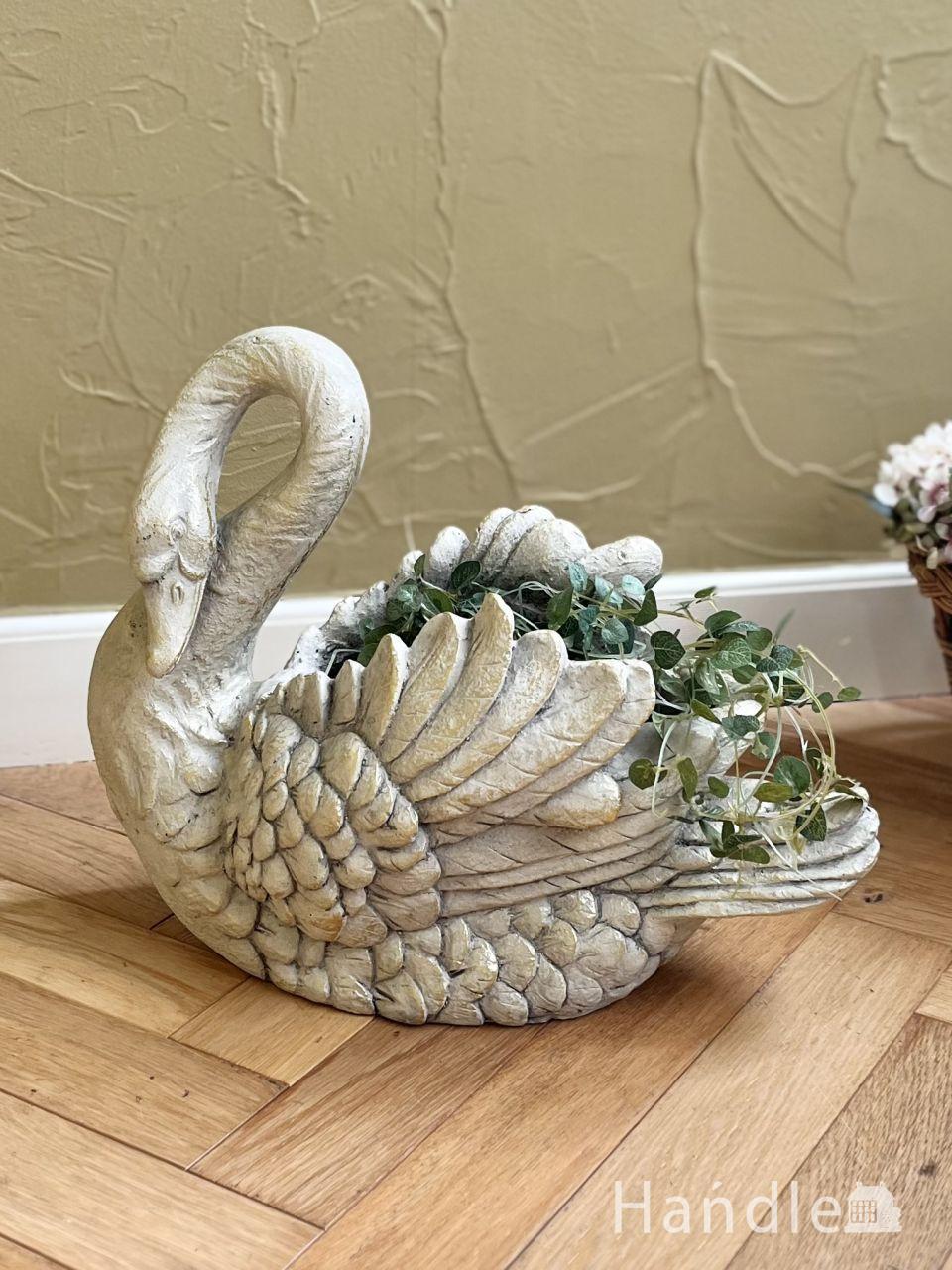 ヨーロッパの雰囲気漂うおしゃれなプランター、美しい白鳥モチーフのガーデニングポット花台