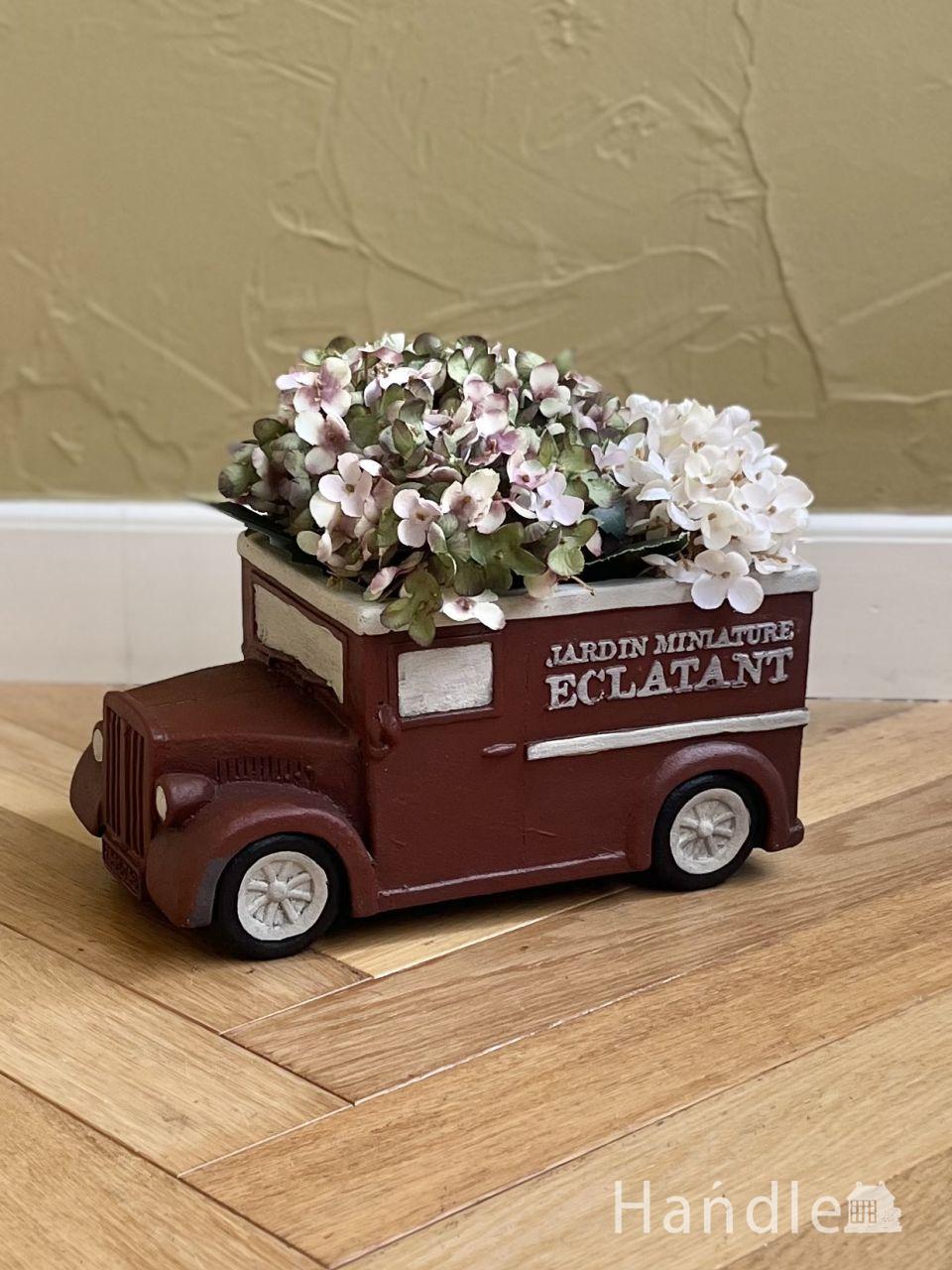 パリの街角を走る赤いデリバリーバン、赤いクラシックカーのガーデンオブジェ