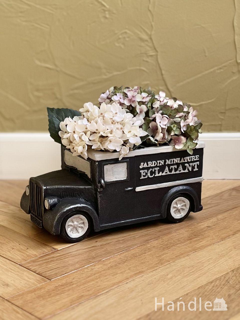 パリの街角を走る赤いデリバリーバン、黒いクラシックカーのガーデンオブジェ (n22-345)