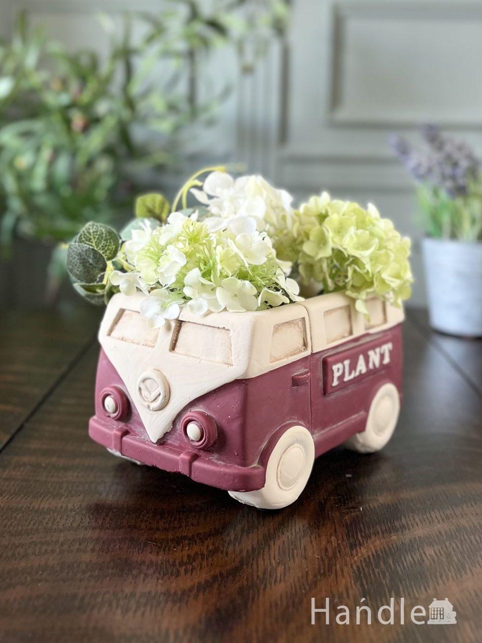 赤い色のワーゲンバスのプランター、レトロ可愛いフラワーポット