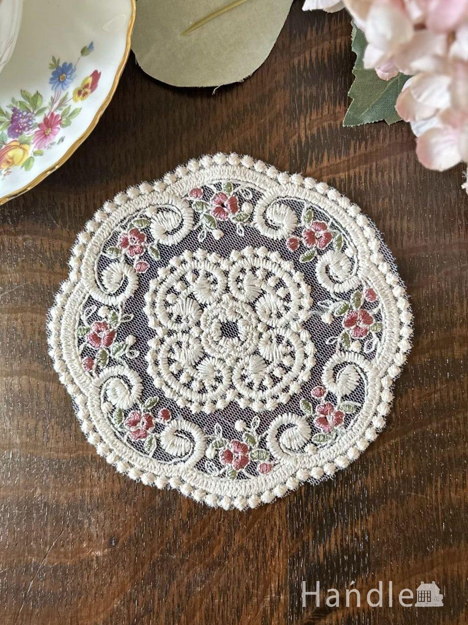 おしゃれなレースドイリー、お花の刺繍が入った可愛いコースター(ベージュ)