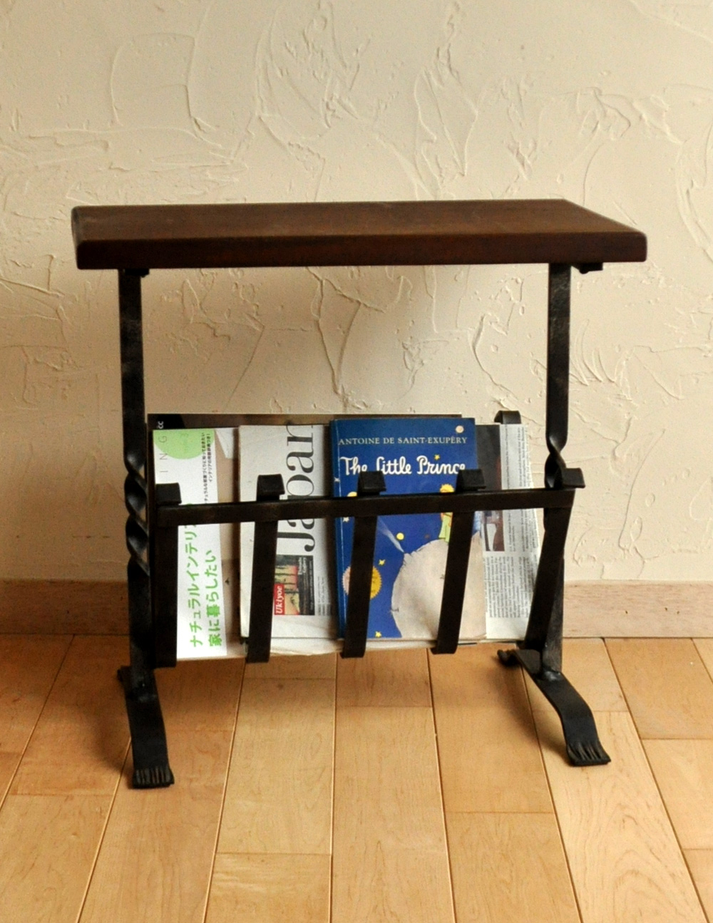 2014年12月9日に御成約頂きました。カッコいいヴィンテージ雑貨、雑誌や新聞を入れる小さなマガジンラック (j-089-z)