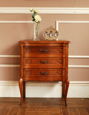フランスらしい優雅なアンティーク家具、小さな３段チェスト (j-1026-f-1)