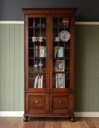 高級感あるアンティークの英国家具、オーク材のブックケース（本棚）