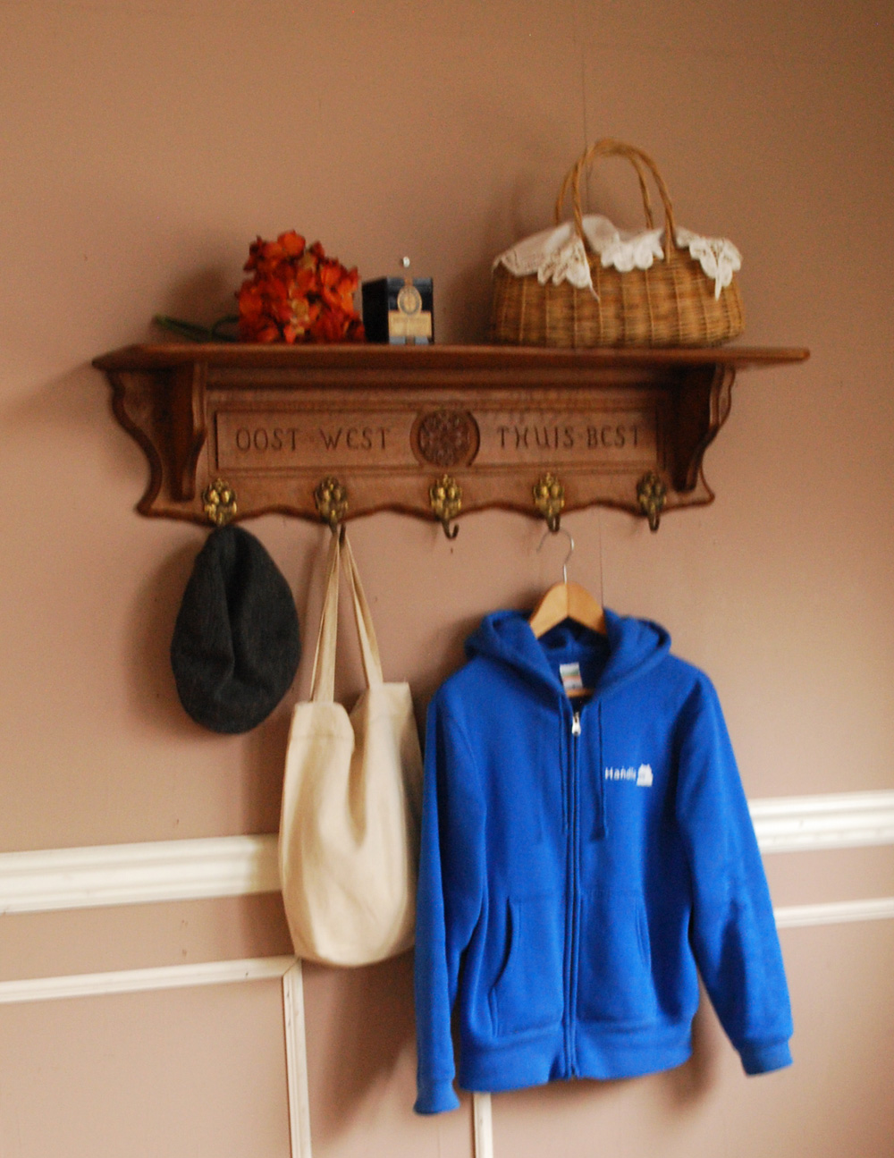 壁に付けるアンティークの家具、５つのオシャレなフック付きシェルフ (j-1156-f)