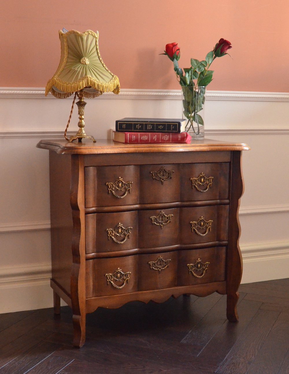 寝室のサイドテーブルにもなるアンティーク家具、小さな３段チェスト (j-1165-f)