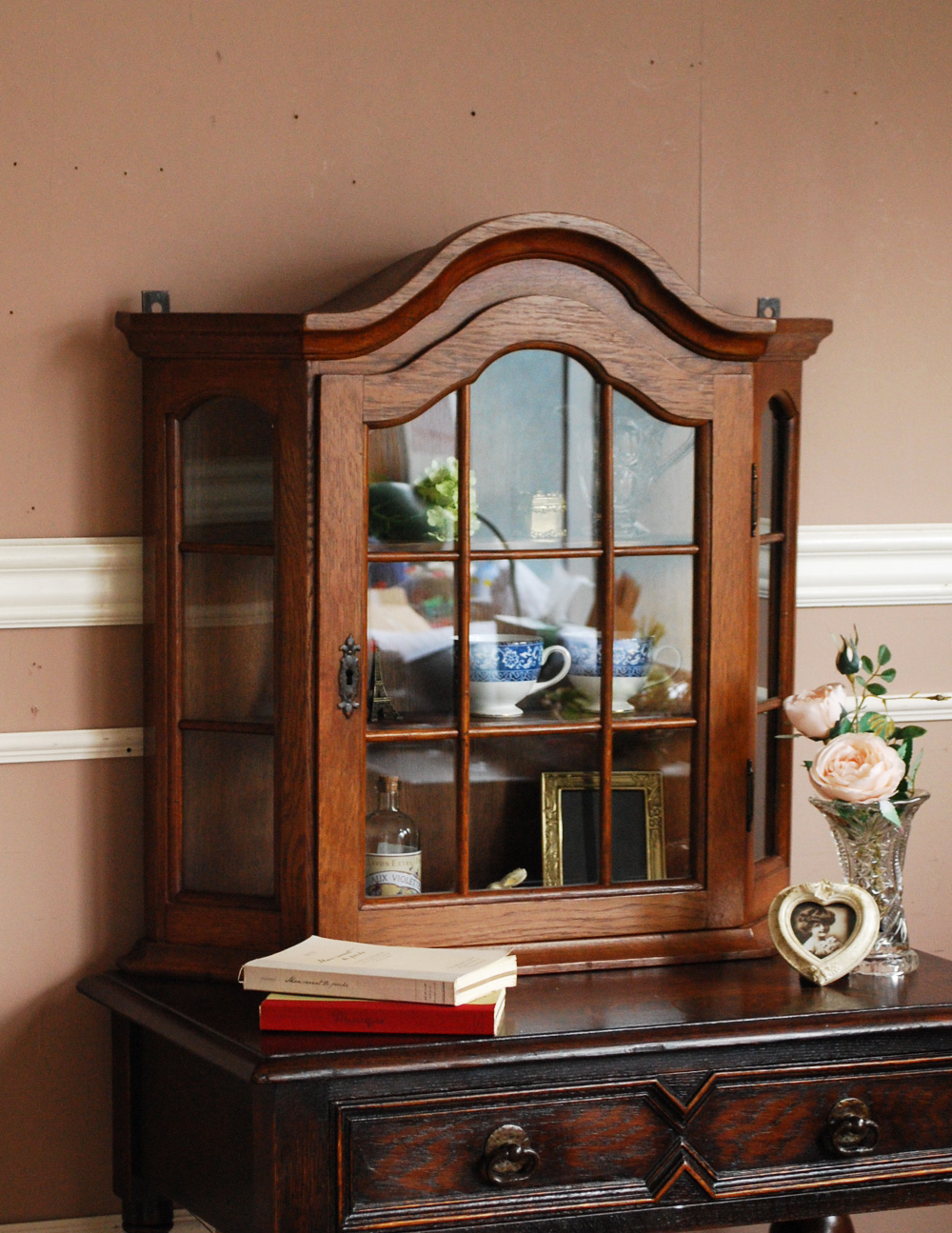 フランスからきたアンティーク家具、壁付け出来る小さなガラスキャビネット (j-1183-f)