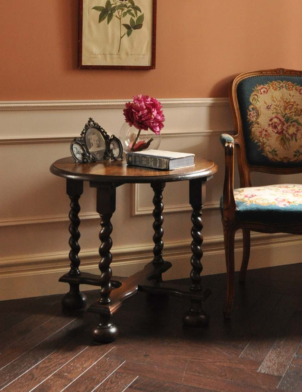 素敵なアンティークの英国家具、ツイスト脚のオケージョナルテーブル(j