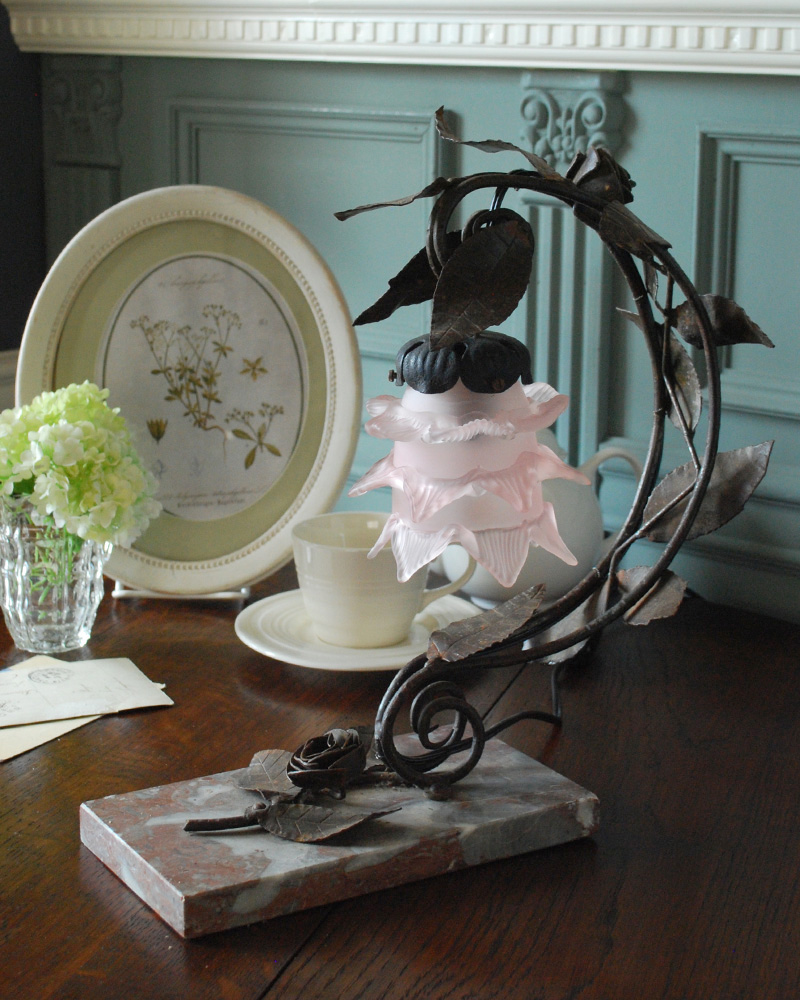 大理石×薔薇の装飾が美しい・・・フランスから届いたテーブルランプ、ガラスシェード付き（Ｅ17丸球付） (j-127-z)