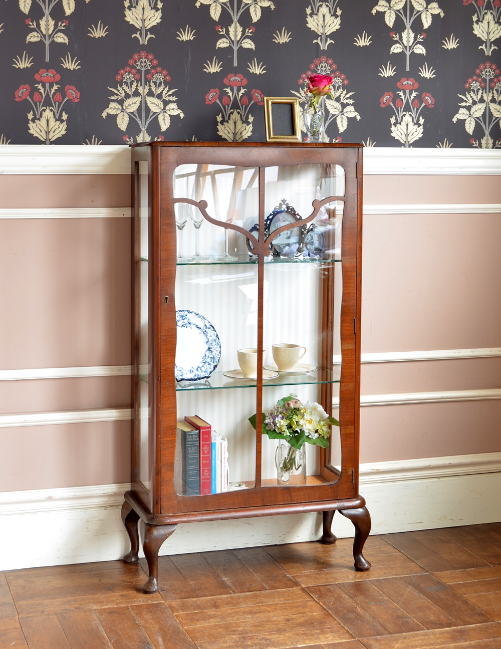 イギリス輸入のアンティーク家具、シンプルなガラスキャビネット（飾り棚）(j-1277-f)｜アンティーク家具
