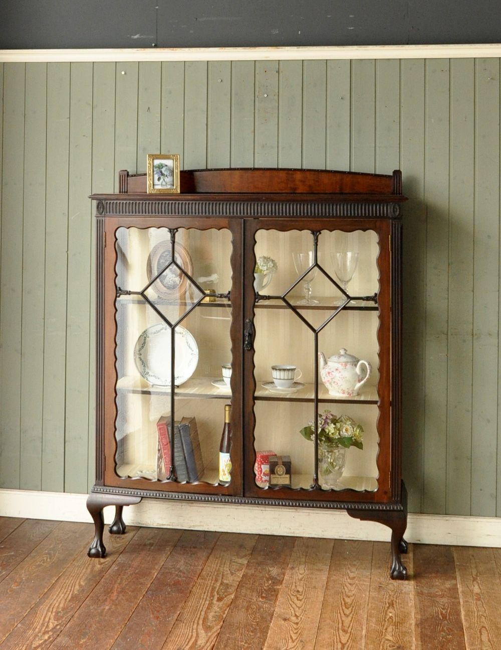 英国から輸入したアンティーク家具、美しいガラスキャビネット（飾り棚） (j-1280-f)
