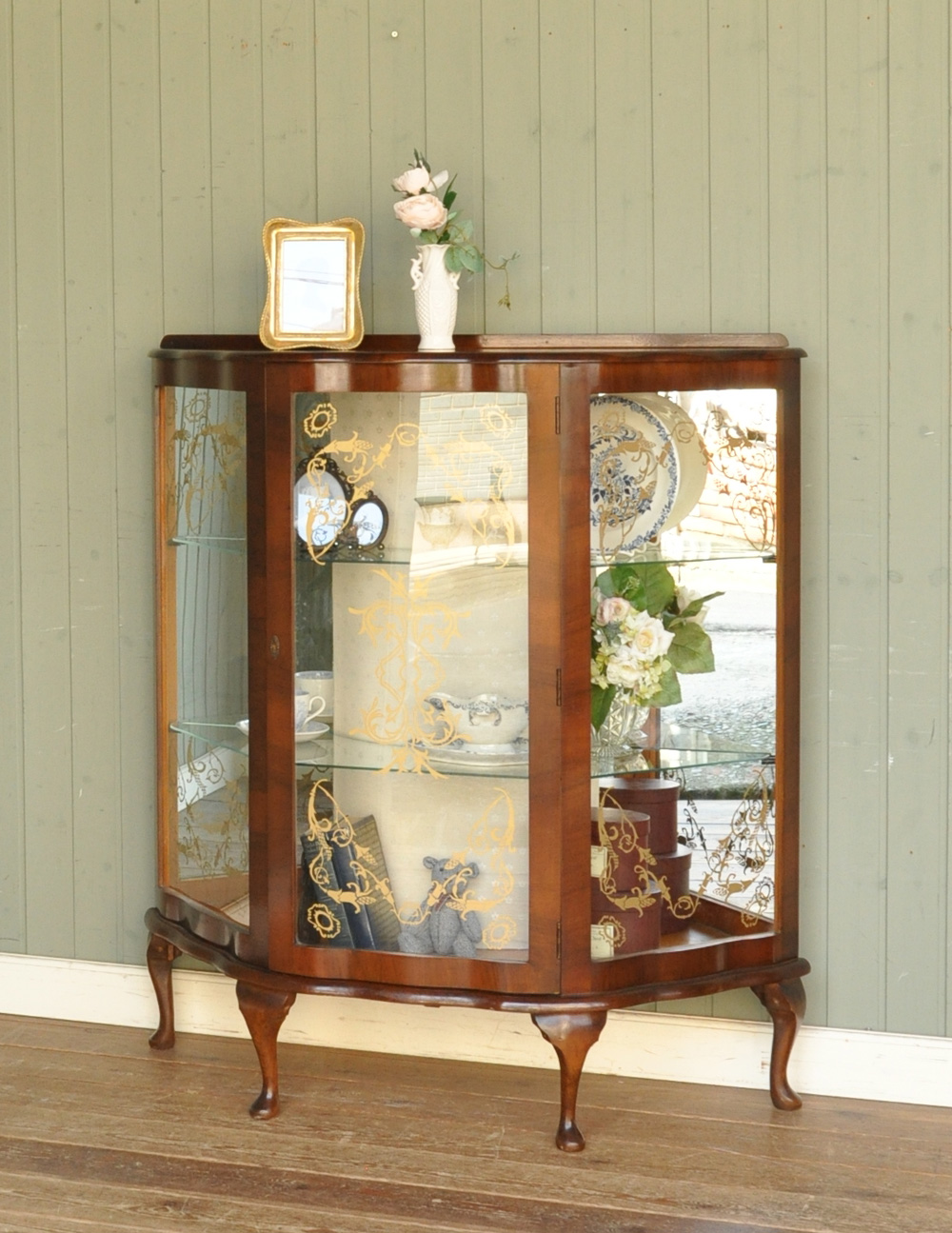 英国スタイルの家具、ミラーとガラスが輝くアンティークショーケース  (j-1321-f)