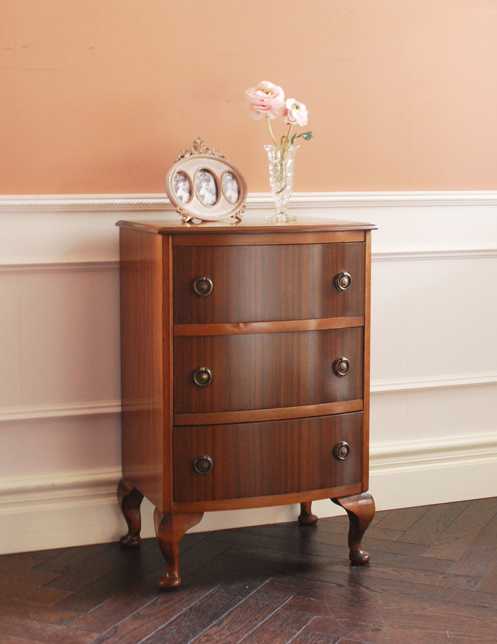 小ぶりで可愛いアンティーク家具、英国デザインのナイトテーブル (j-1323-f)