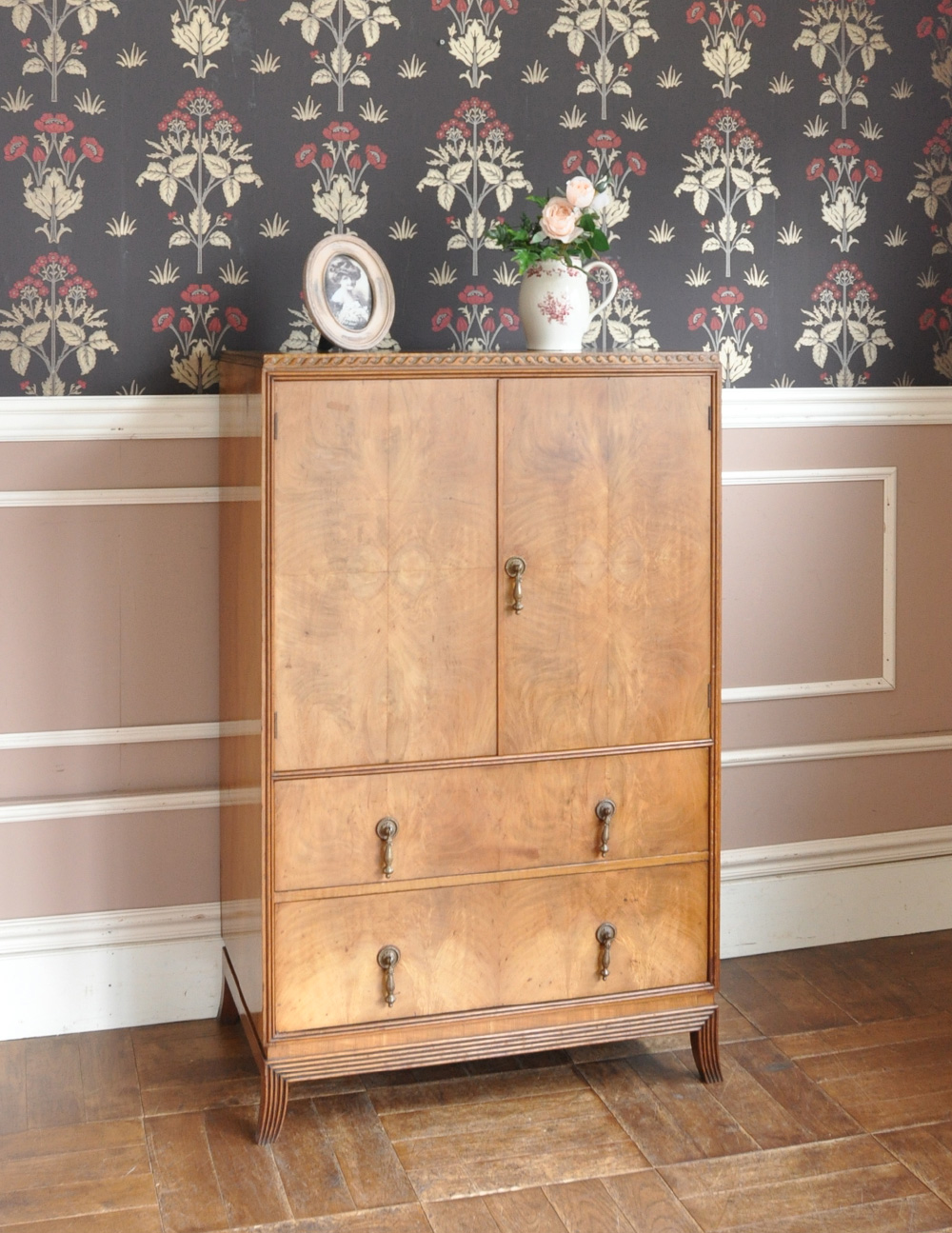 アンティークのおしゃれな収納家具、ウォルナット材のカップボードチェスト (j-1340-f)