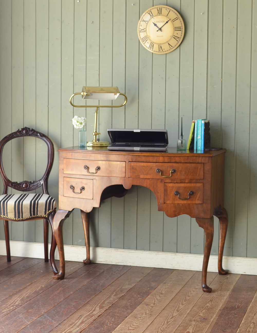 コンパクトなアンティーク英国家具、ウォルナット材の木目が美しいデスク (j-1366-f)