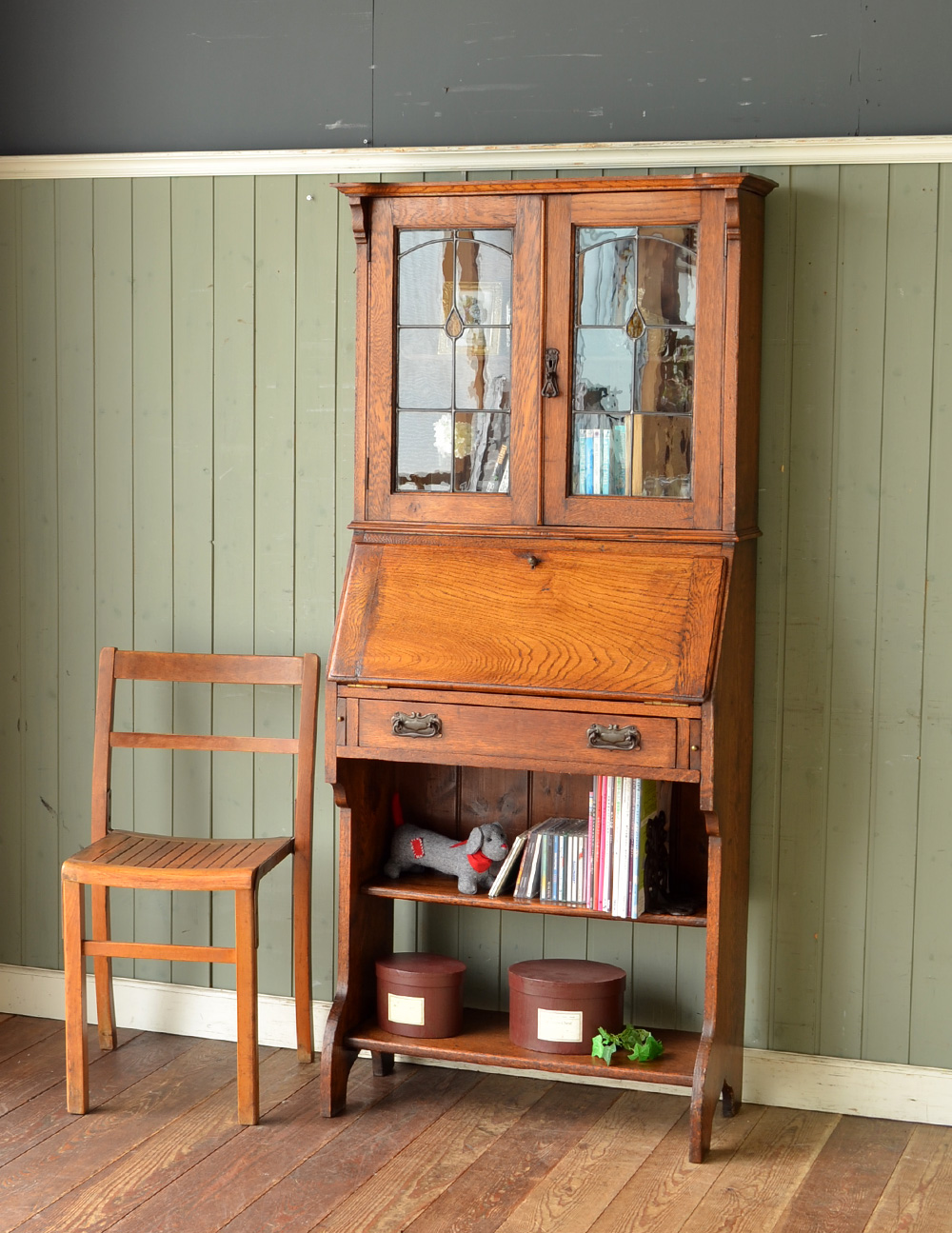 明るい色のアンティーク英国家具、ステンドグラス入りのブックビューロー (j-1377-f)