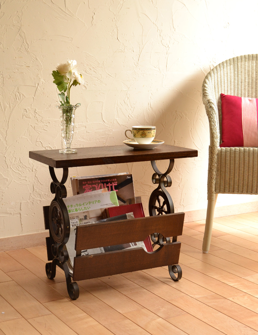 おしゃれなアンティークの小さな収納家具、アイアンのマガジンラック (j-1391-f)