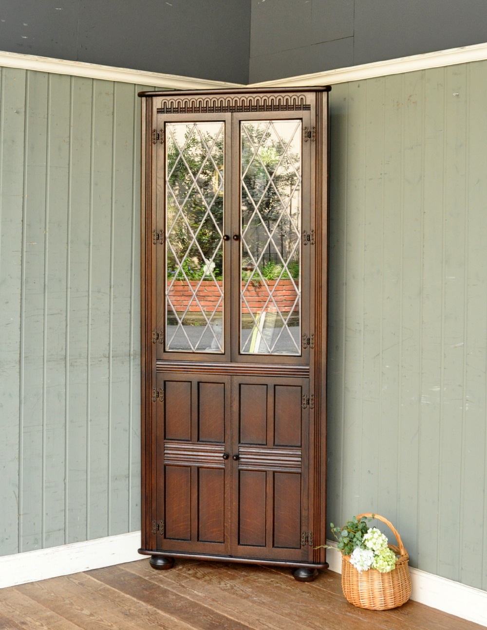 シックなアンティークの英国家具、コーナーガラスキャビネット (j-1430-f)