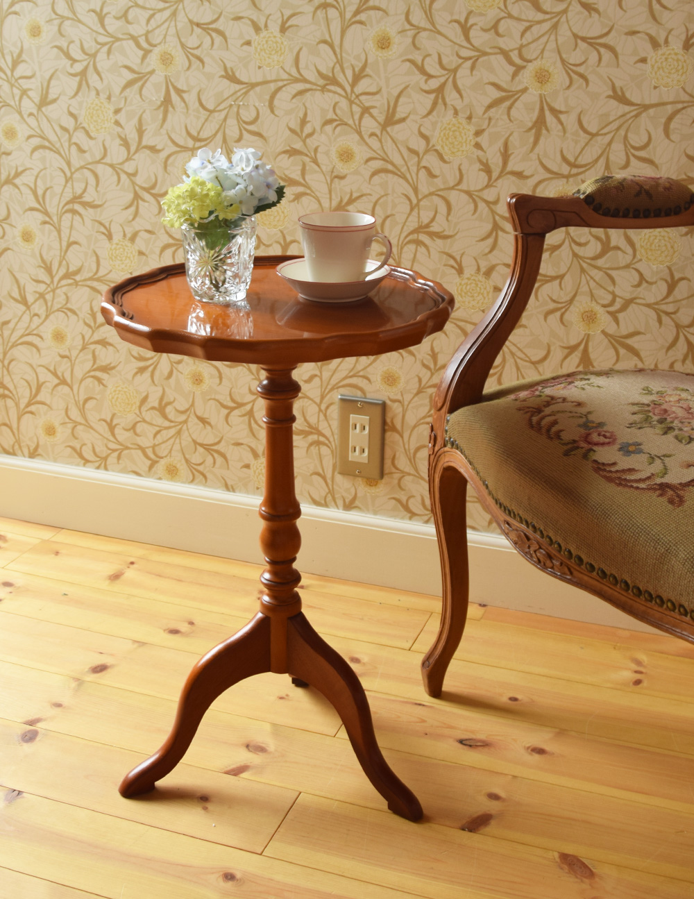 イギリスのアンティーク家具、お花の天板のティーテーブル（オケージョナルテーブル） (j-1448-f)