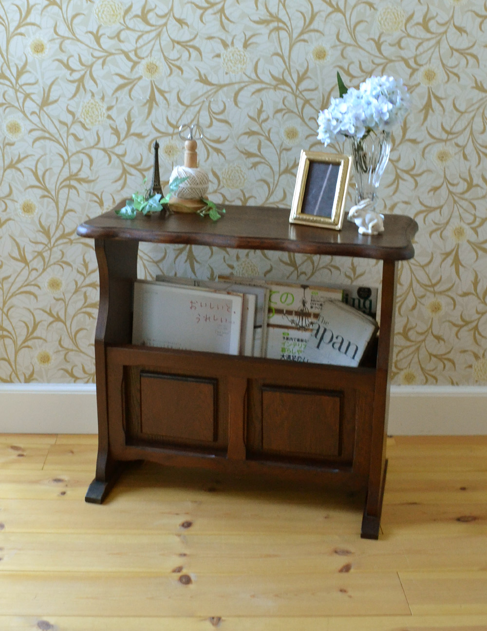 天板のカッティングが美しいイギリスアンティーク家具、棚付きの便利なマガジンラック (j-1467-f)