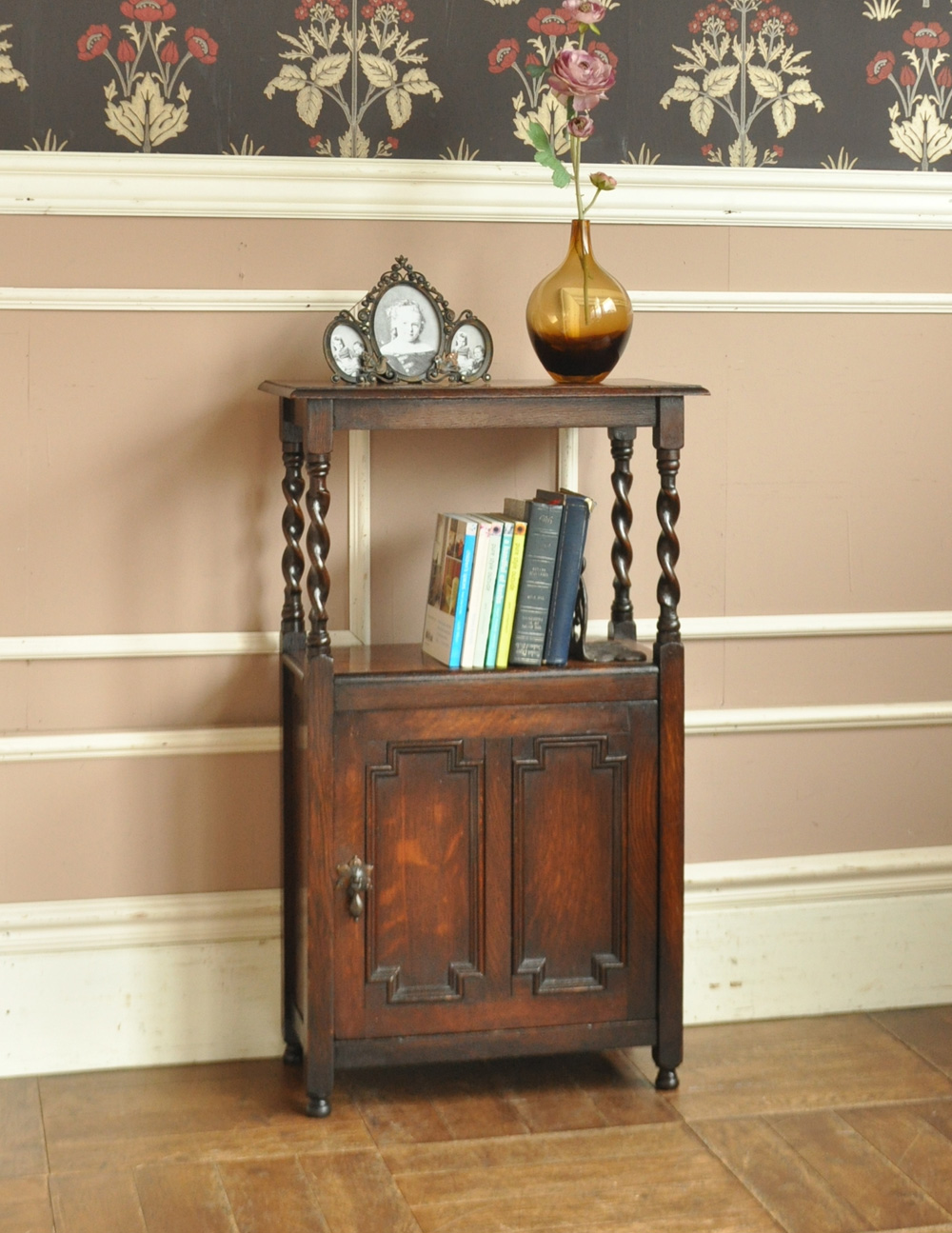 ツイストデザインを取り入れた英国家具、たっぷり収納のアンティークマガジンラック (j-1477-f)