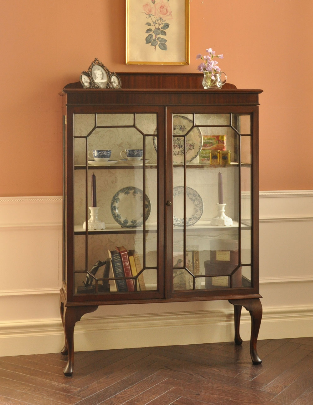 シノワズリデザインの英国アンティーク家具、ガラスキャビネット（ショーケース） (j-1520-f)