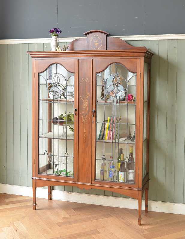 アンティークの英国インテリア、象嵌入りの高級感溢れるガラスキャビネット（飾り棚） (j-1577-f)｜アンティーク家具