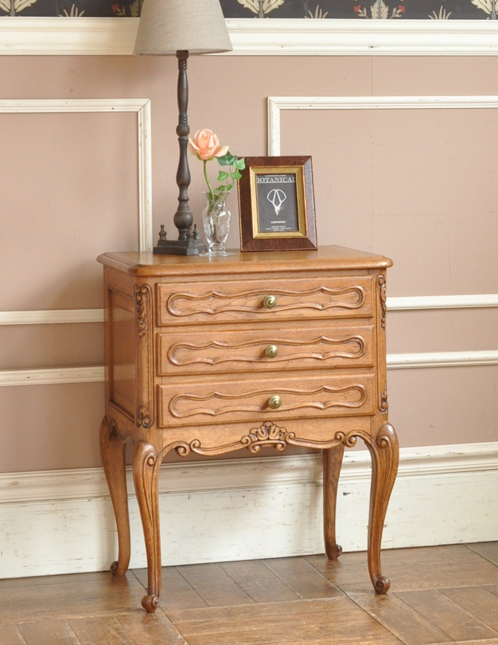 南仏スタイルのキレイなアンティーク家具、脚の長いエレガントな３段チェスト (j-1602-f)