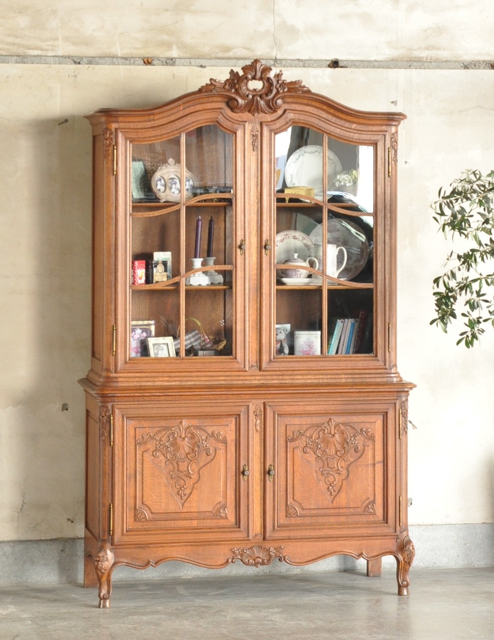 フランスならではのゴージャスな装飾を施したアンティークガラスキャビネット (j-1621-f)