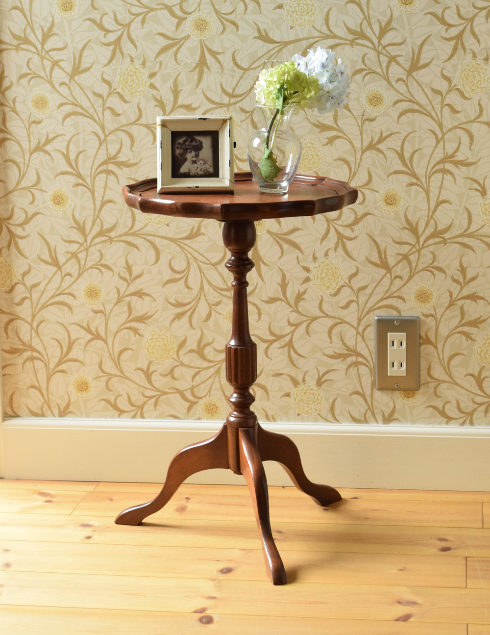 イギリスアンティーク家具、ブラウンの革張りのワインテーブル（オケージョナルテーブル） (j-1653-f)