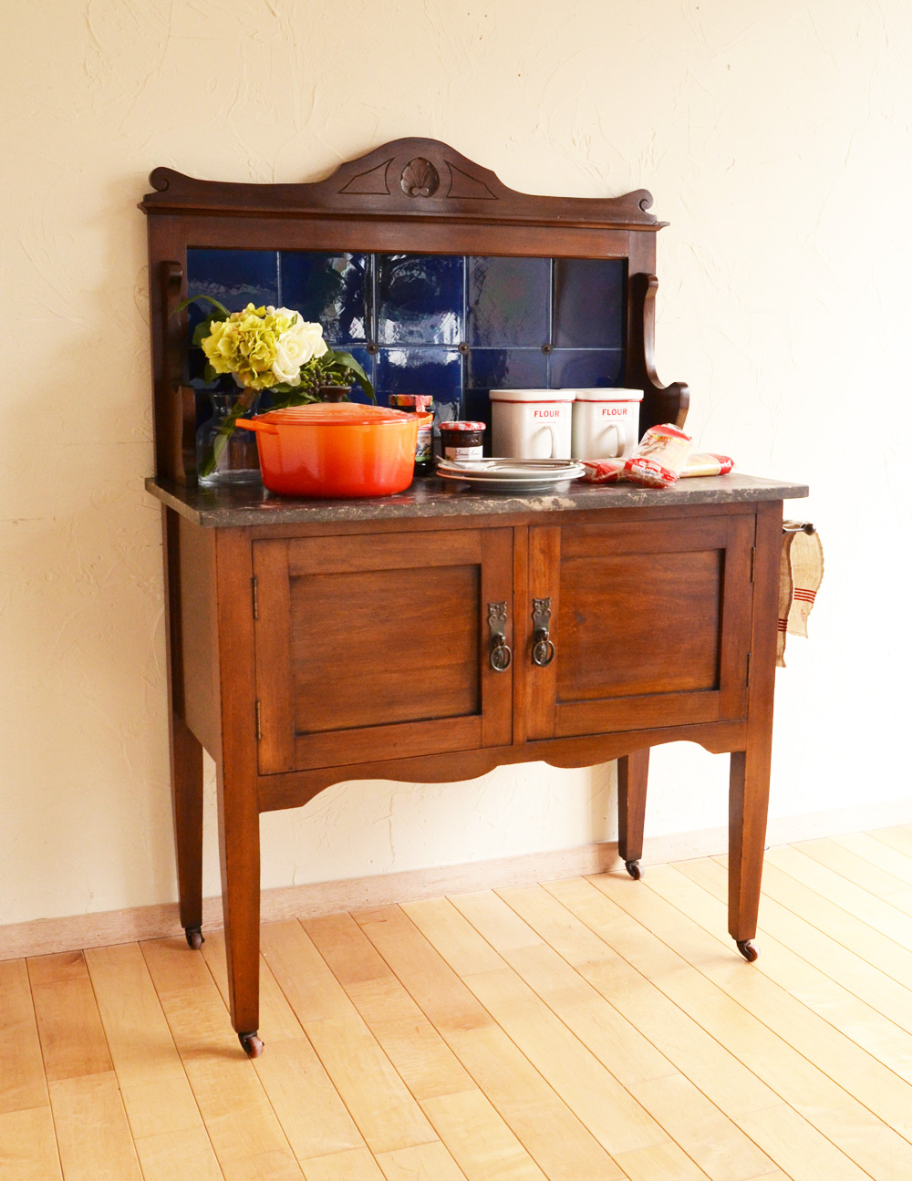 マホガニー材の英国のアンティーク家具、深いブルーのタイルがキレイなウォッシュスタンド (j-1683-f)