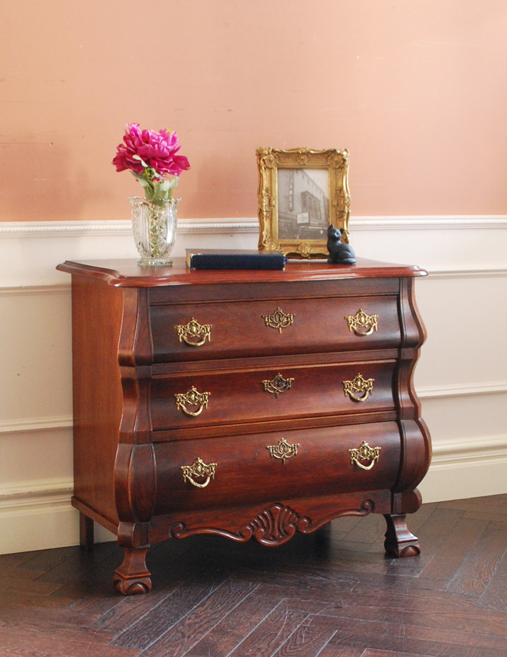 アンティークの素敵なフレンチ家具、カラメルカラーの小さな３段チェスト（コモード） (j-1707-f)