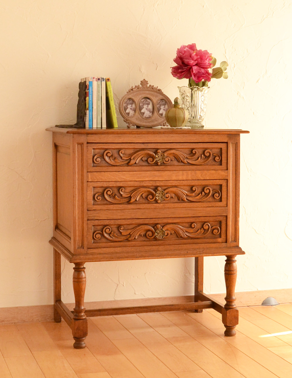 彫がたっぷりなアンティーク家具、小さな３段チェスト (j-1709-f)