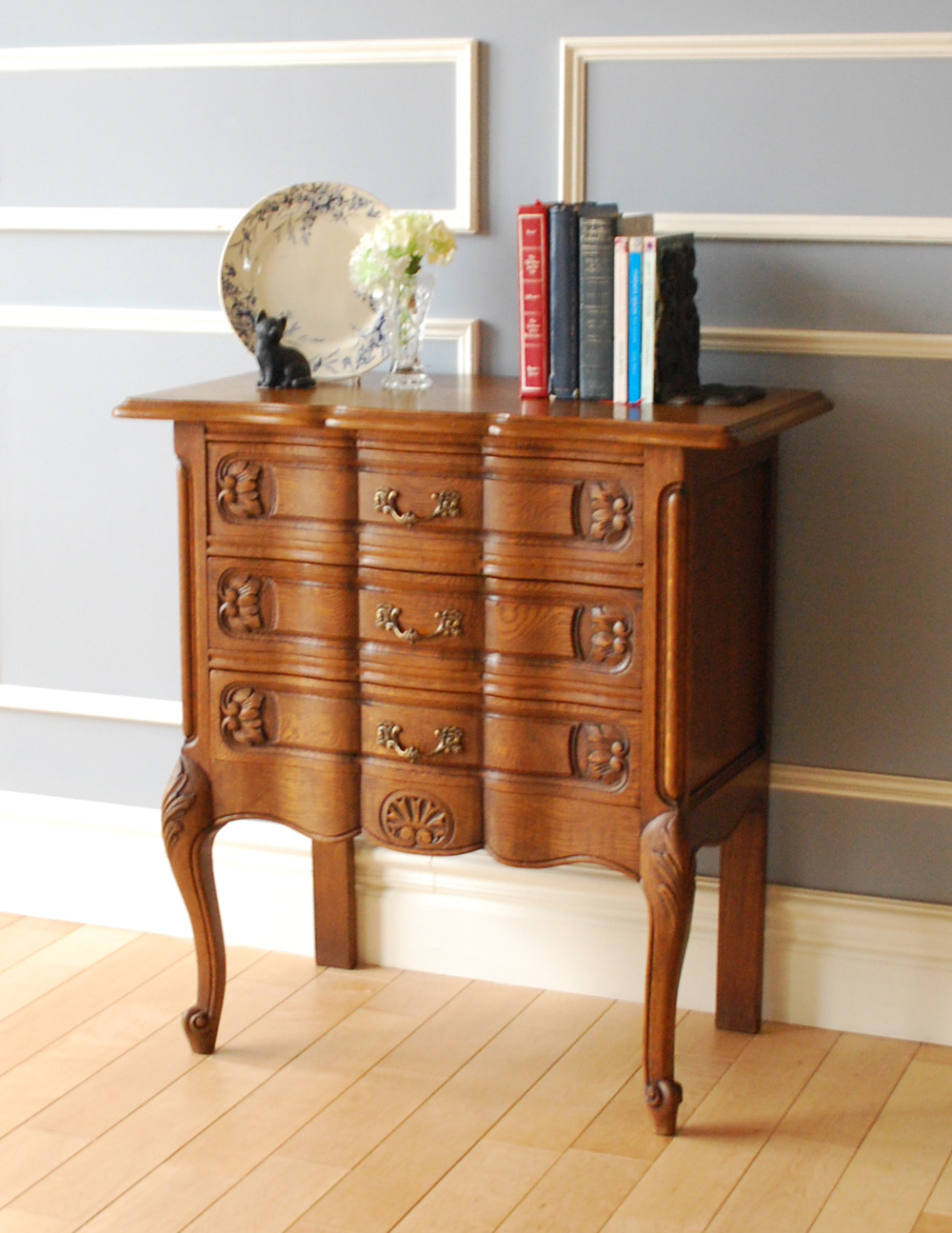 南仏スタイルのキレイなアンティーク家具、小さな3段スモールチェスト (j-1711-f)