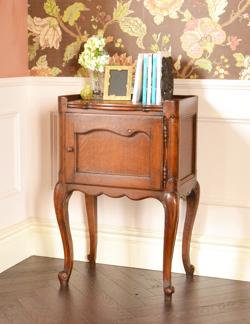 フランスで見つけたアンティーク家具、脚の長いナイトテーブル (j-1717-f)