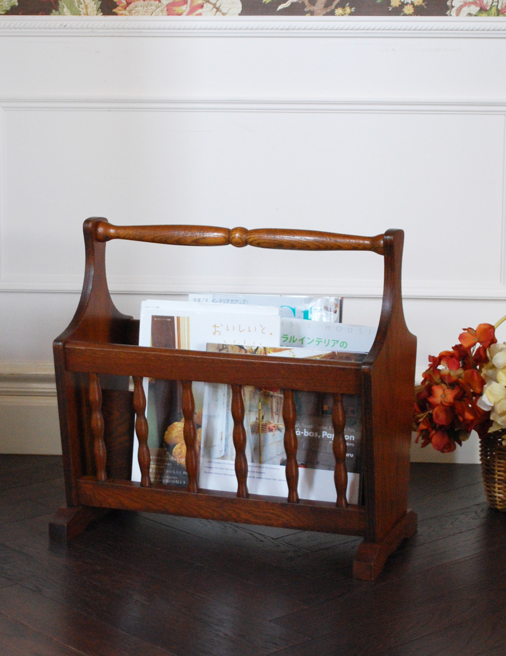 子供部屋にもオススメの小さな収納家具、持ち手付きで運びやすいマガジンラック (j-1719-f)