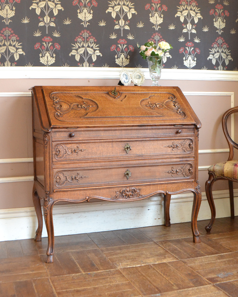フランスらしい彫りが美しい、鍵付きアンティークビューロー(デスク) (j-1756-f)