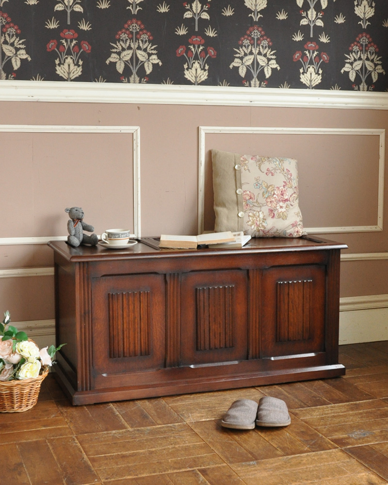 英国アンティーク家具、天板にまで彫りが施された、たっぷりお片づけできるアンティークコファ (j-1818-f)