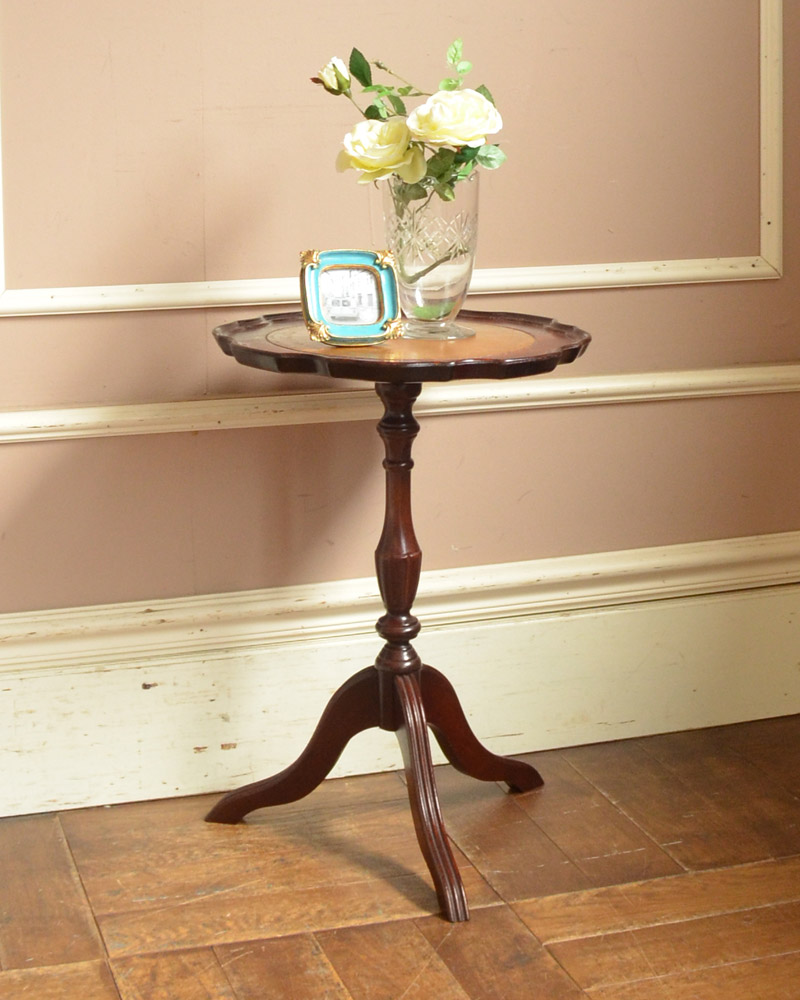３本の脚がエレガント、革張りのワインテーブル（オケージョナルテーブル） (j-1832-f)