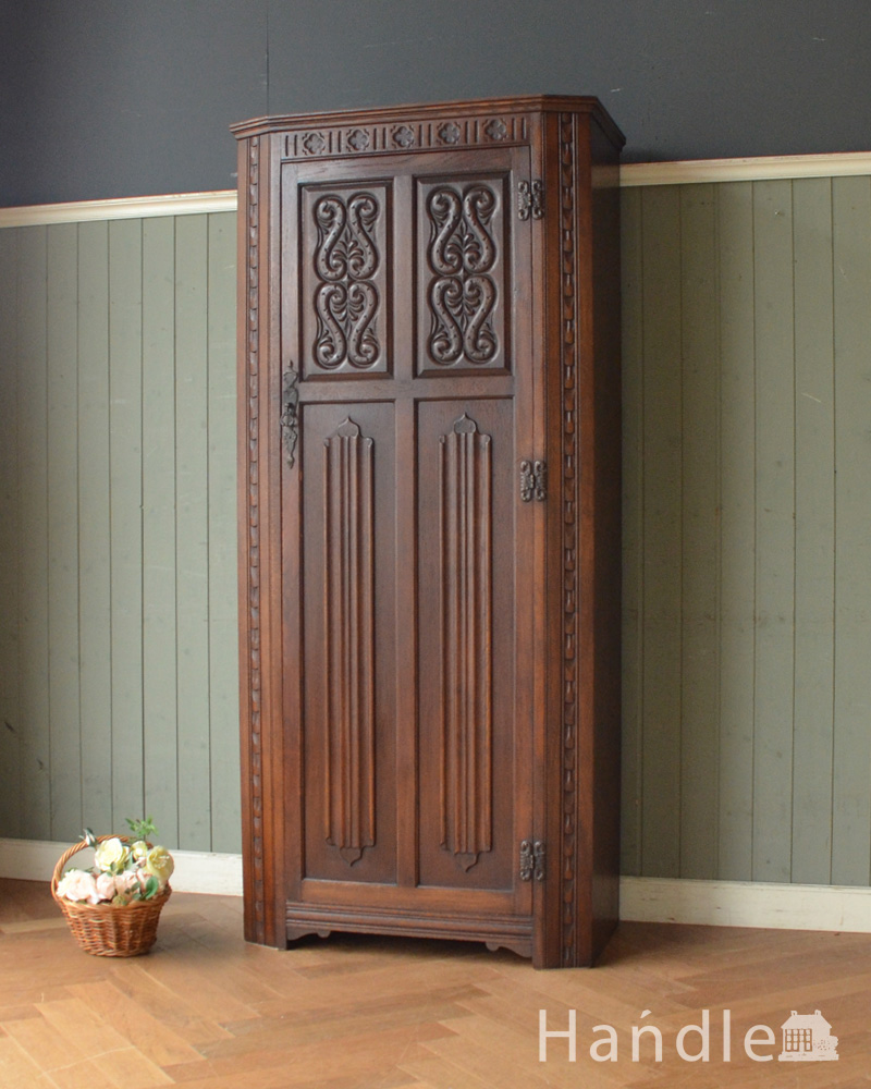 英国輸入のアンティーク家具、立体的な彫がキレイな扉のワードローブ (j-1922-f)