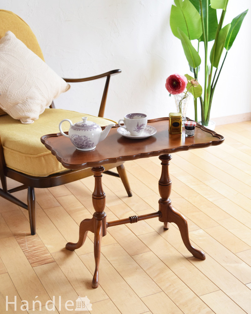 英国スタイルのアンティーク家具、レースのような縁取りが美しいコーヒーテーブル (j-1926-f)